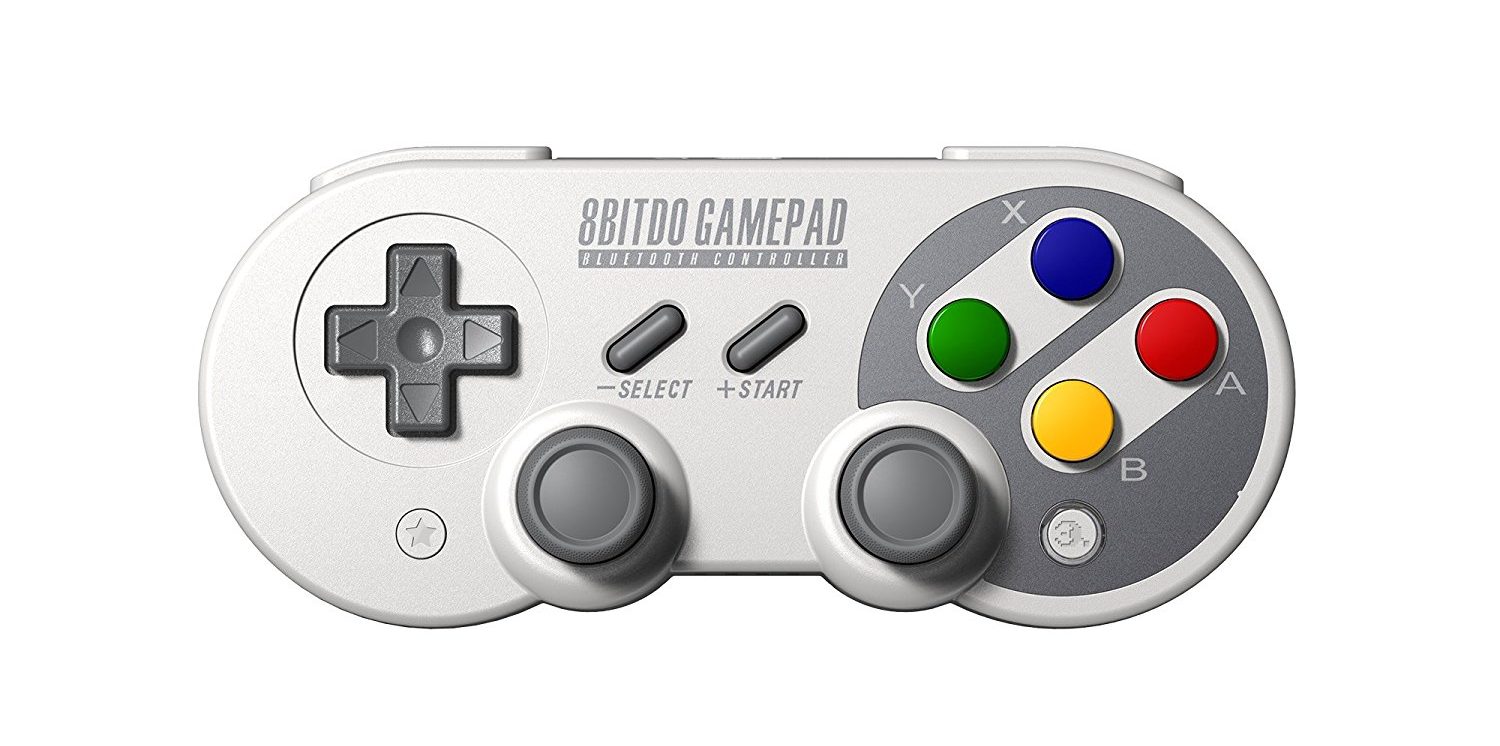 Manette Switch Joy-Con et manette Pro posées côte à côte sur une table claire