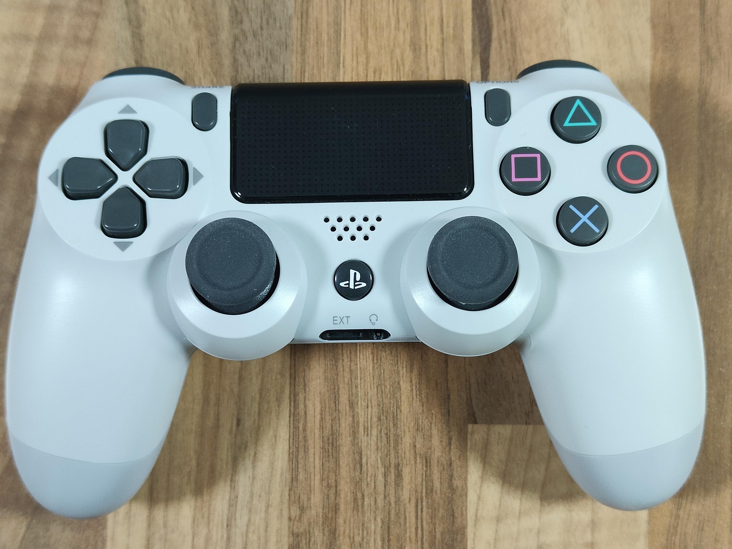 Manette PS4 DualShock 4 sans fil posée sur une table