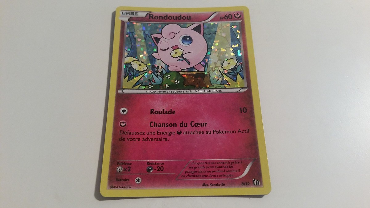 Rondoudou, le Pokémon rose et rond aux grands yeux bleus, en train de chanter
