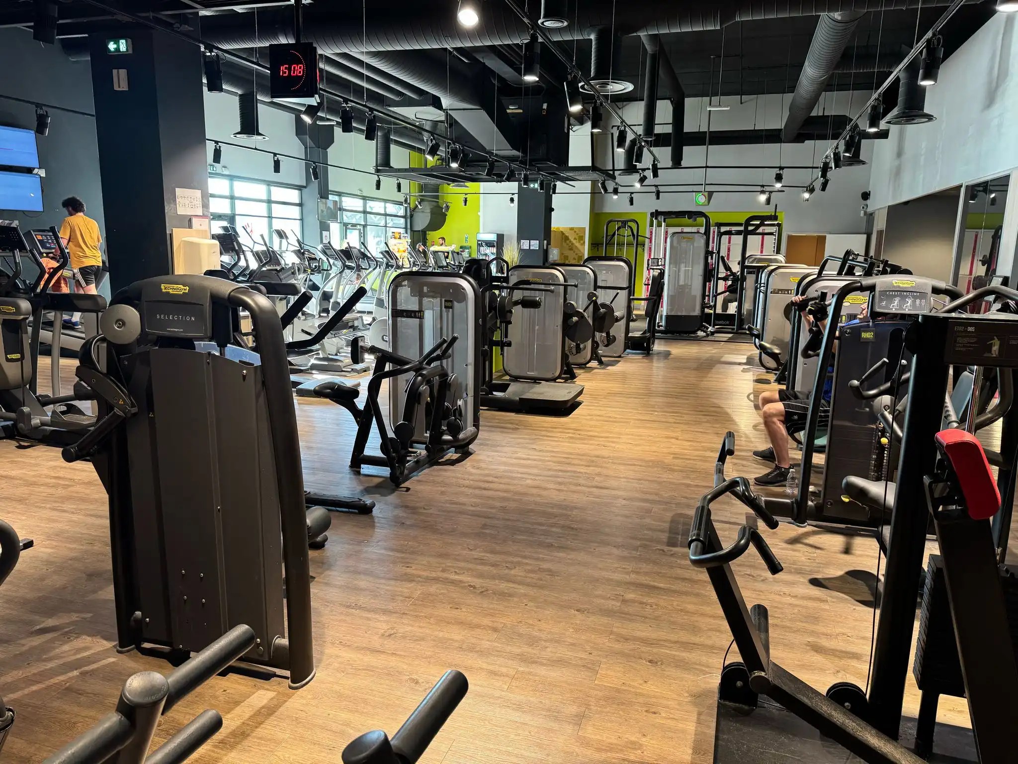 Plateau de musculation d'une salle de sport à Cergy avec appareils et haltères